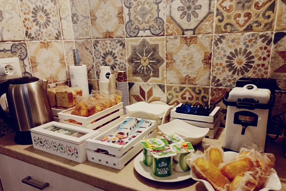 L'angolo della colazione de L'albero della Vita: bollitore, tè, marmellate, yogurt e cornetti