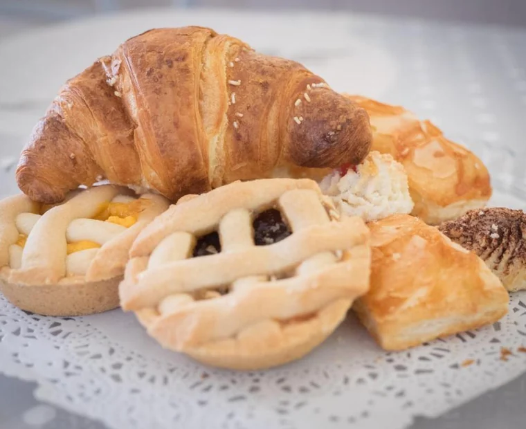 Croissant, crostatine e dolci della colazione