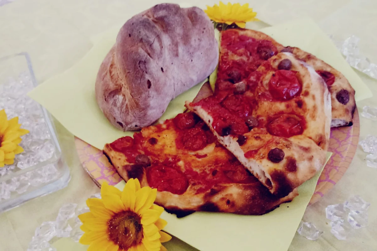 Pane di Matera e focaccia materana con pomodorini e olive, per la colazione