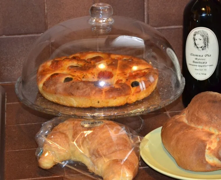 Pane di Matera e focaccia materana serviti a colazione
