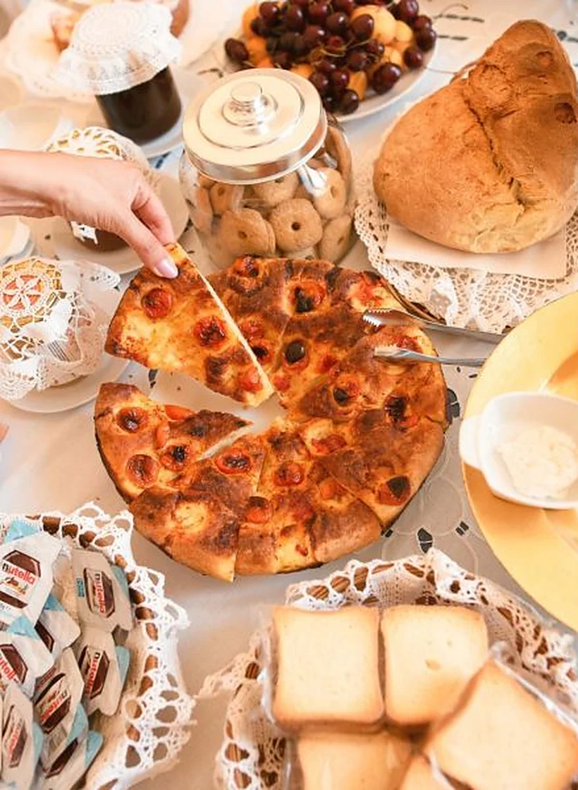 La tavola della colazione de L'albero della Vita: focaccia materana, pane di Matera, taralli, salumi e caffè