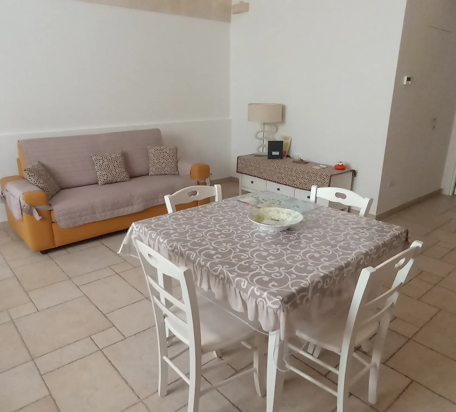 La zona pranzo con divano, tavolo e sedie de L'albero della Vita