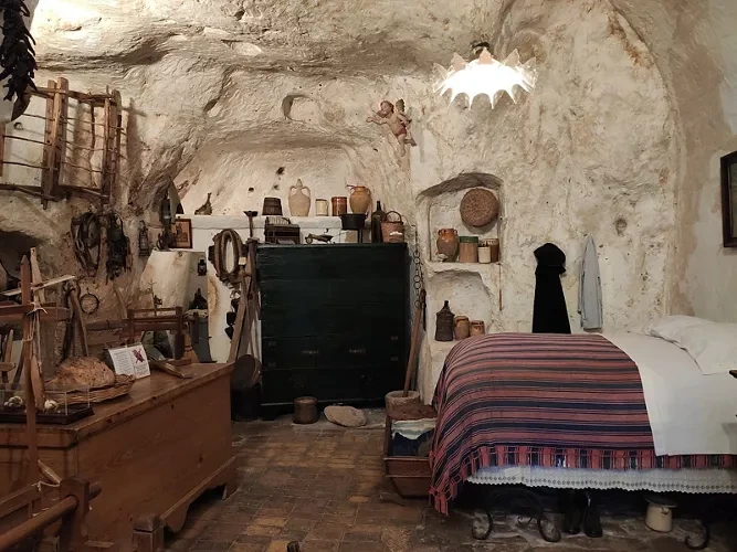 L'interno di una casa grotta nei Sassi di Matera, arredata come si viveva un tempo